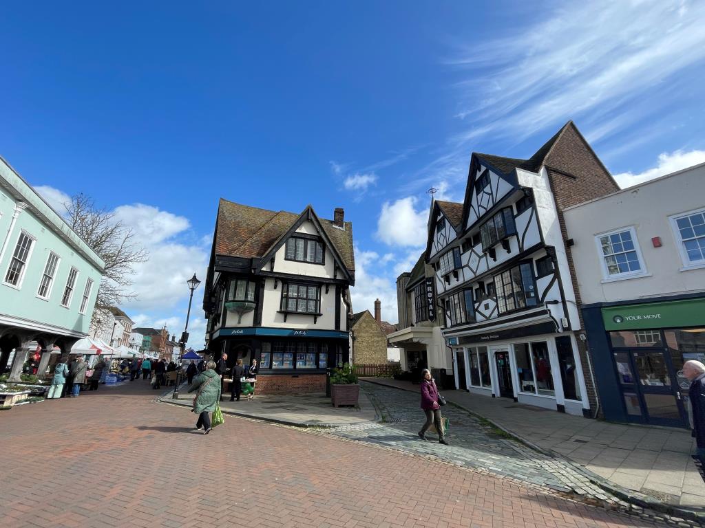 Lot: 51 - ATTRACTIVE PERIOD BUILDING IN TOWN CENTRE - View of market place in town centre